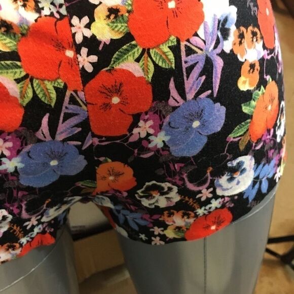 Cover Stitched High Waisted Shorts Black w/Floral Print Small EUC - Picture 6 of 7